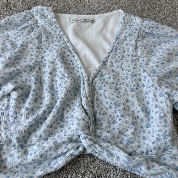 Abercrombie & Fitch Blue & White Floral Knot Crop Top, Flutter Sleeve - Large - Picture 8 of 13